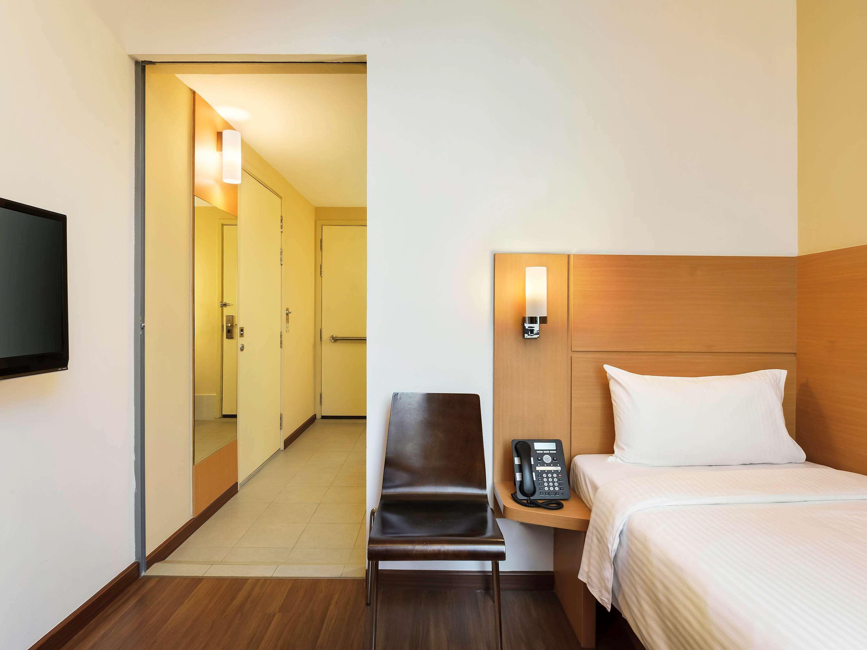 Ibis Singapore Novena Exterior photo