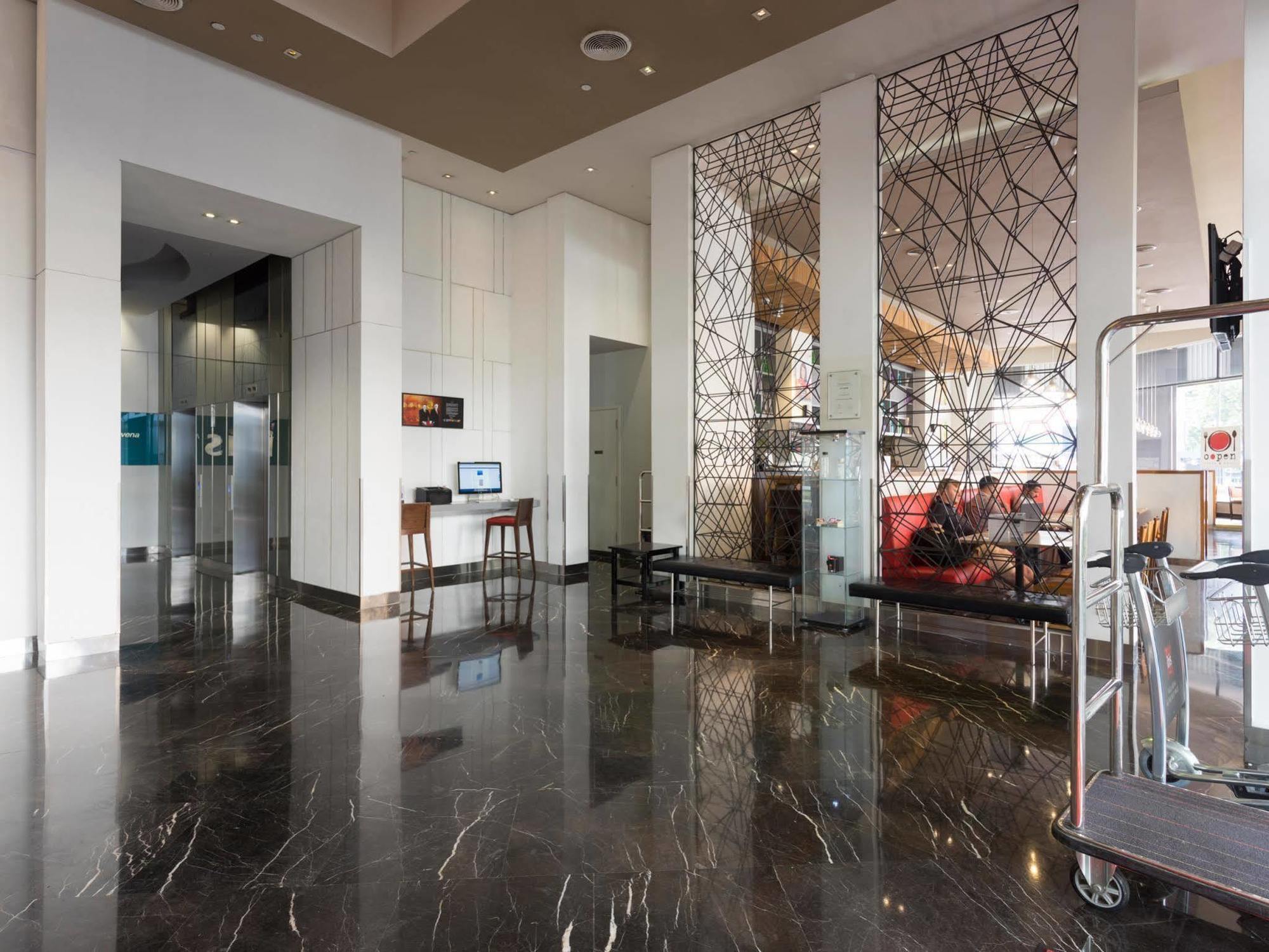 Ibis Singapore Novena Exterior photo